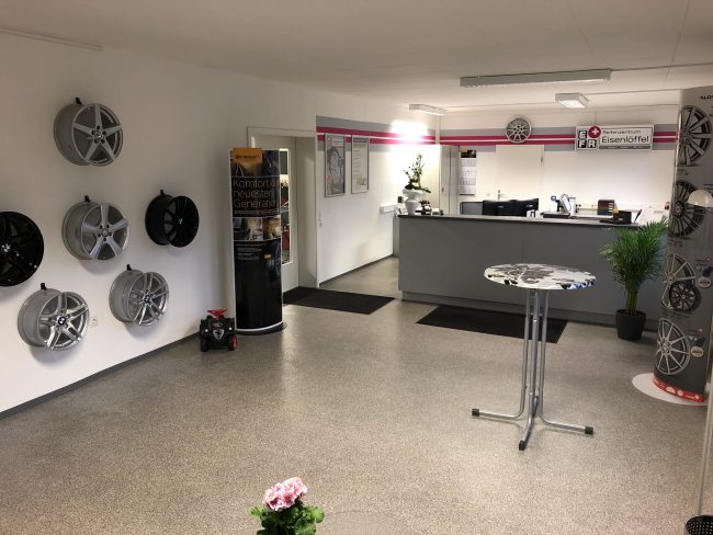 Eingangsbereich Reifenzentrum Eisenloeffel Reifen Leonberg